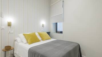 Tabla de planchar con plancha, wifi y ropa de cama