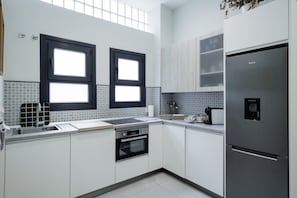 Wasserkocher mit Kaffee-/Teezubehör, Kühlschrank, Mikrowelle, Ofen