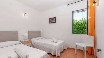 Iron/ironing board, WiFi, bed sheets