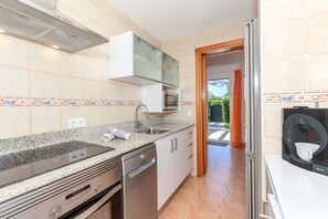 Wasserkocher mit Kaffee-/Teezubehör, Kühlschrank, Mikrowelle, Ofen