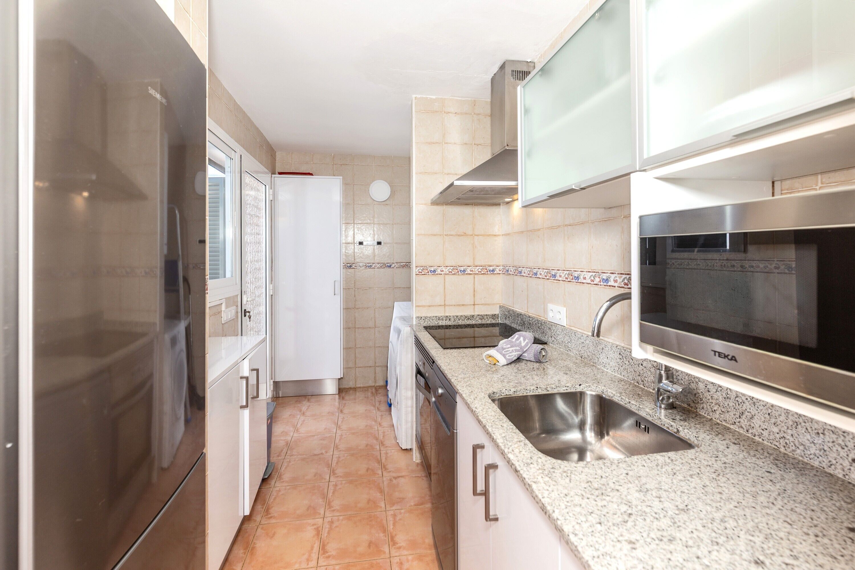 Geladeira, micro-ondas, fogão, cooktop