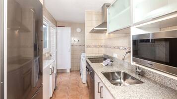 Geladeira, micro-ondas, fogão, cooktop
