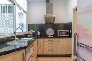 Réfrigérateur, micro-ondes, plaque de cuisson, lave-vaisselle