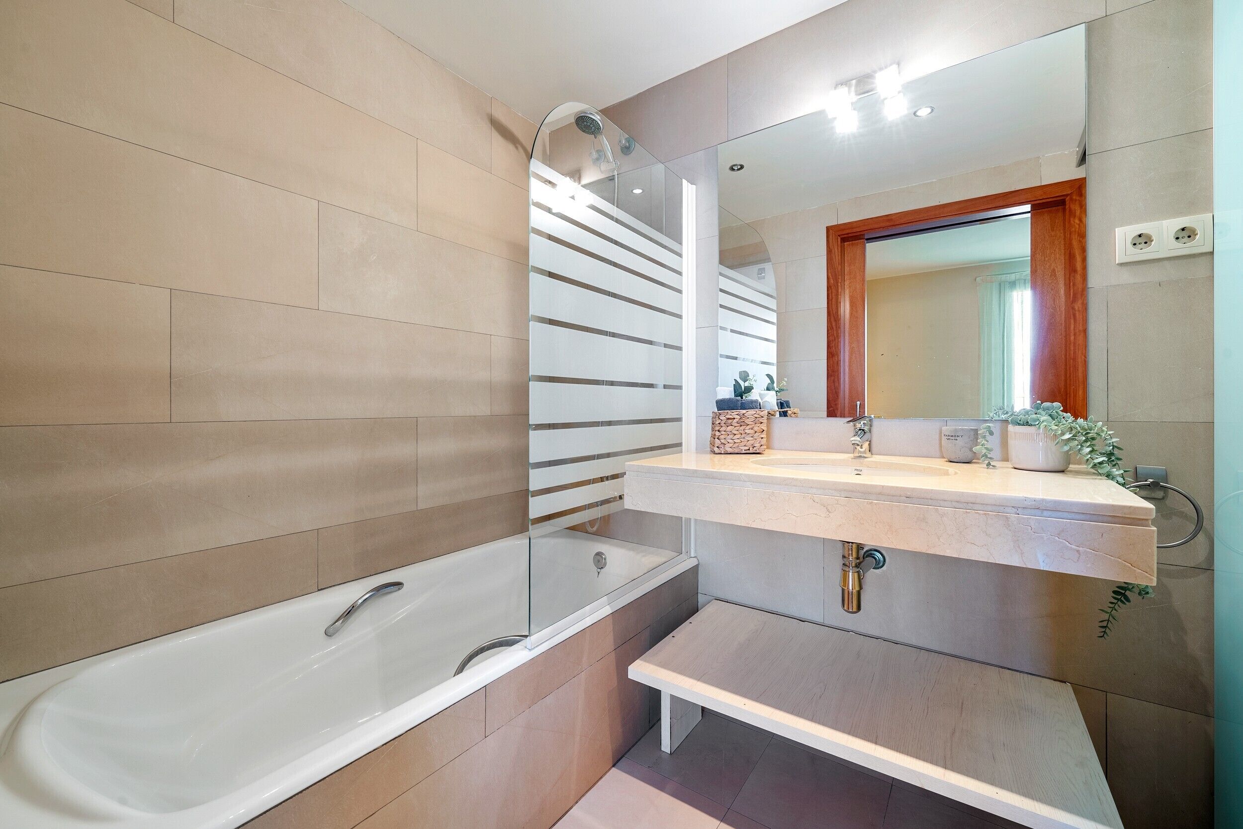 Een douche, een haardroger, handdoeken