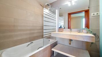 Een douche, een haardroger, handdoeken