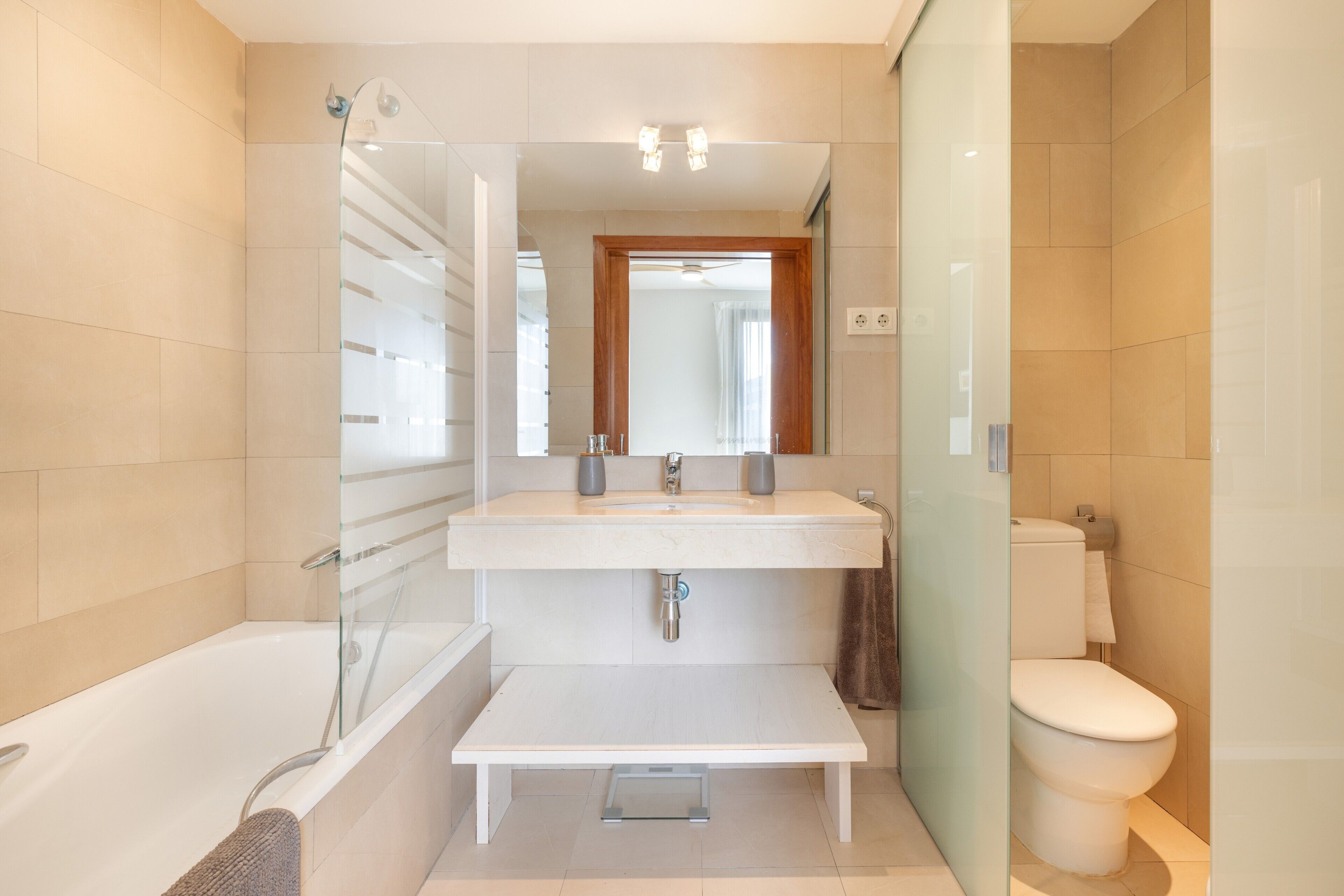 Een douche, een haardroger, handdoeken