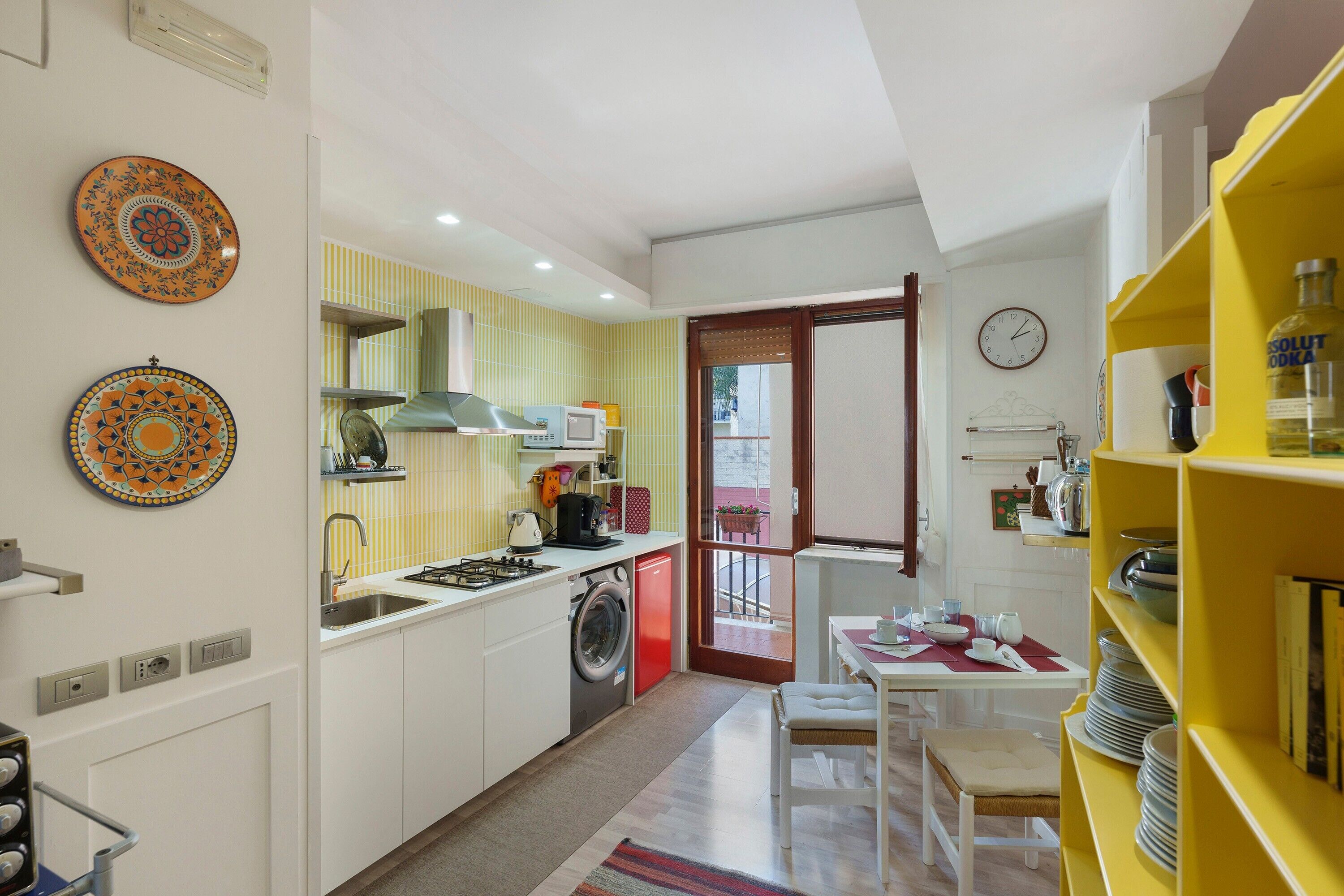Frigorifero, microonde, forno, piano cottura