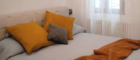 WiFi, bed sheets