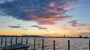 A waterfront view with a dock and a boat. - Room 'Bovoletto Camera Doppia - Aqua Alta' with Wi-Fi and Air Conditioning (Chioggia)