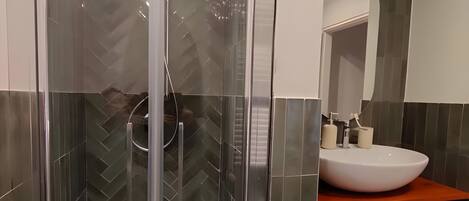 シャワー、ヘアドライヤー、タオル
