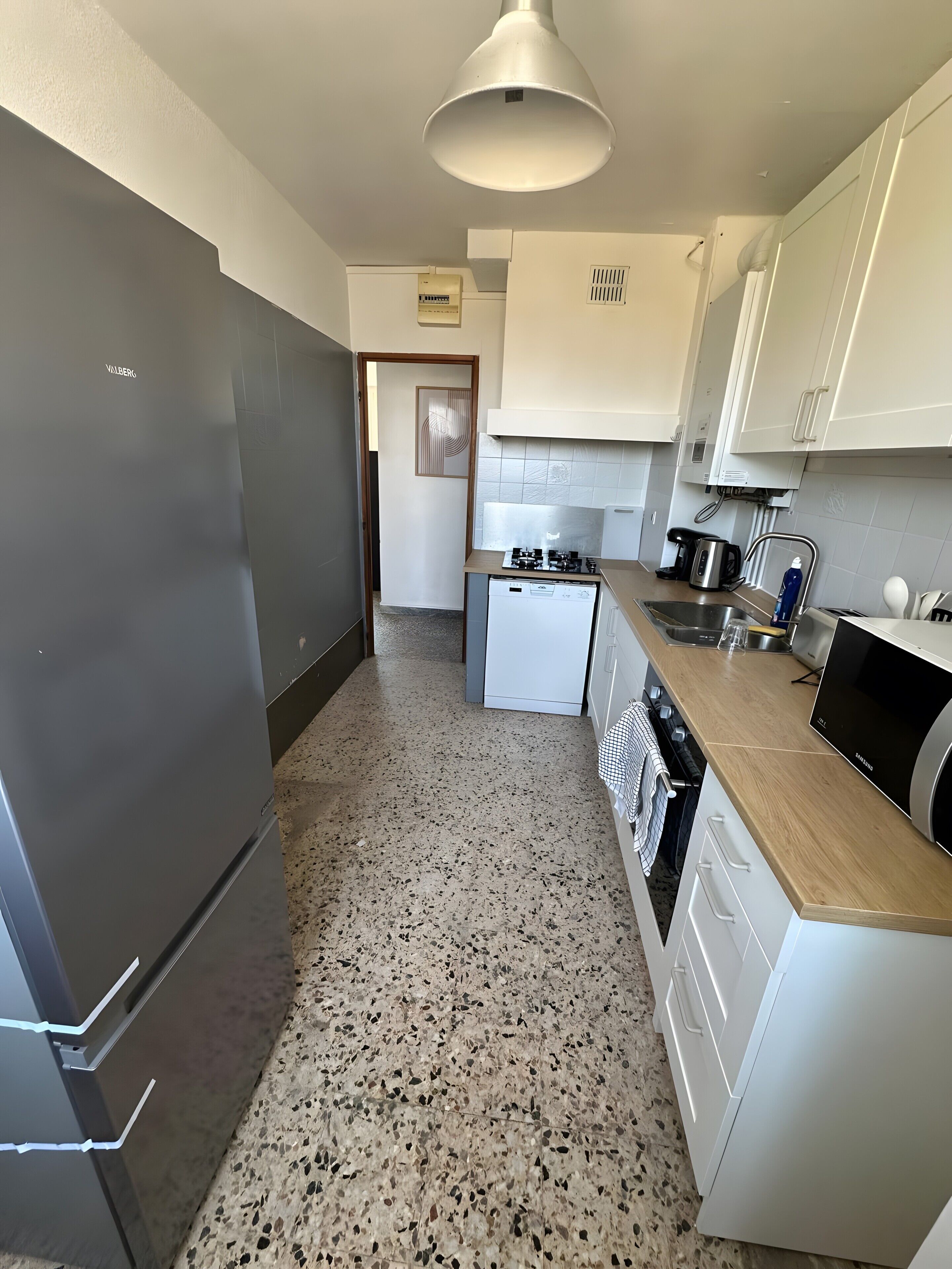 Frigorífico, microondas, horno y placa de cocina