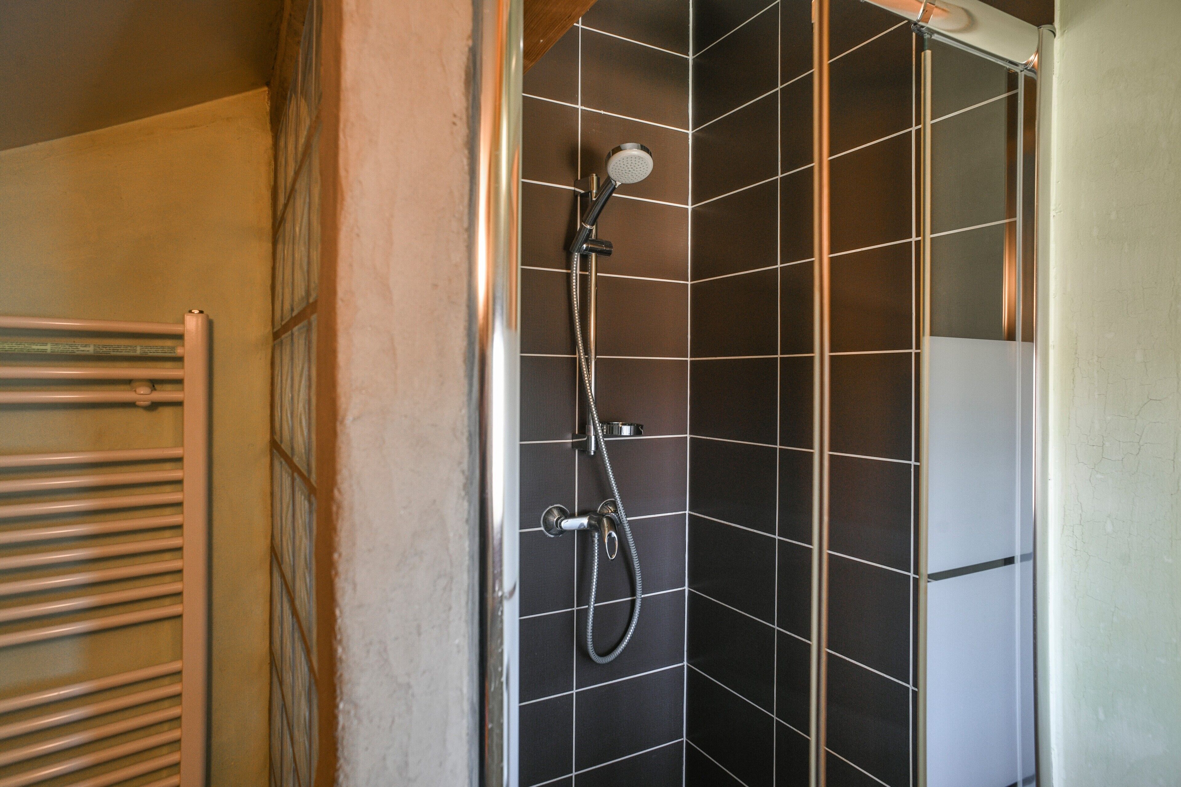 Een douche, een haardroger, handdoeken