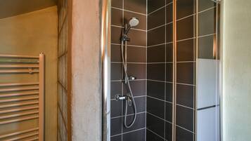 Een douche, een haardroger, handdoeken