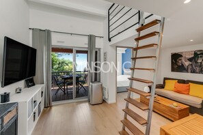 Interior - Apartment 'Sea View  A Short Walk To' with Sea View, Shared Terrace and Air Conditioning (Rayol-Canadel-sur-Mer)