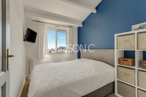 Room - Apartment 'Sea View  A Short Walk To' with Sea View, Shared Terrace and Air Conditioning (Rayol-Canadel-sur-Mer)
