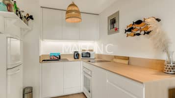 Kühlschrank, Mikrowelle, Ofen, Herdplatte