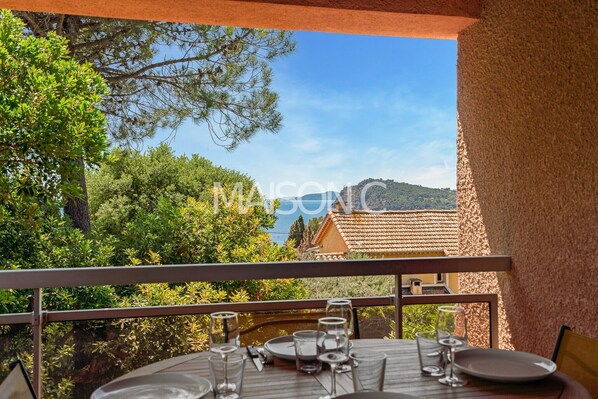 Outdoor dining - Apartment 'Sea View  A Short Walk To' with Sea View, Shared Terrace and Air Conditioning (Rayol-Canadel-sur-Mer)