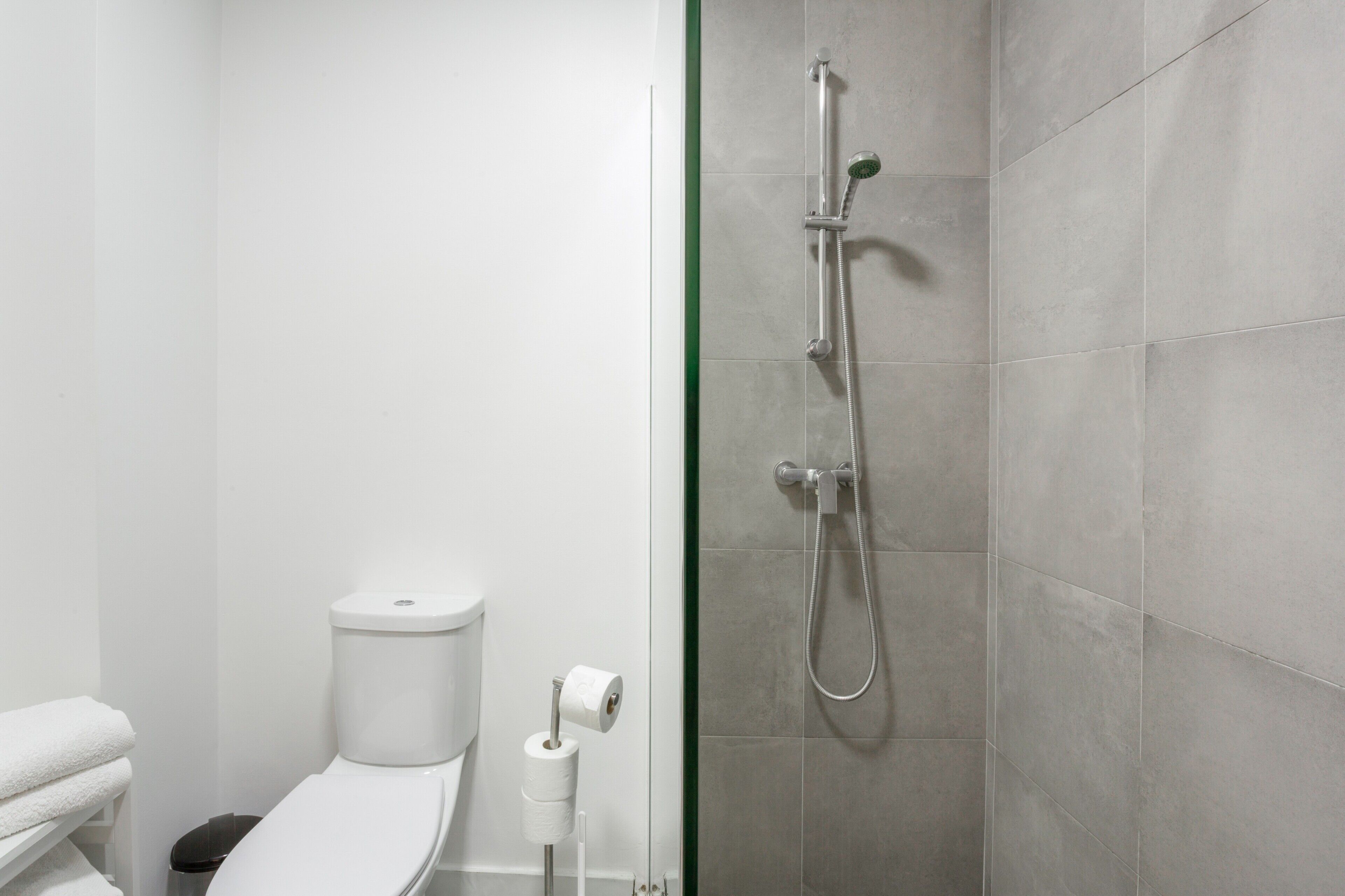 Douche, sèche-cheveux, serviettes fournies