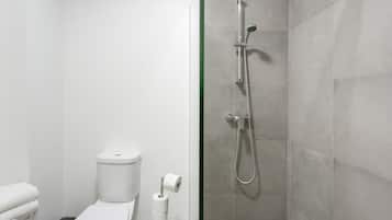 Douche, sèche-cheveux, serviettes fournies