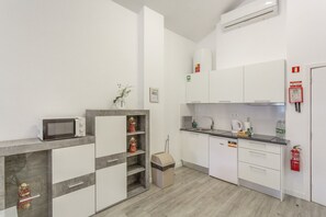 Kühlschrank, Mikrowelle, Herdplatte, Wasserkocher mit Kaffee-/Teezubehör