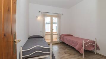 Iron/ironing board, bed sheets