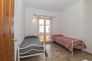Fer et planche à repasser, draps fournis