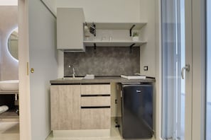 Een moderne keuken met een geïntegreerde koelkast, een aanrecht en een raam.