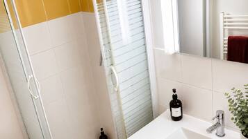 Douche, sèche-cheveux, serviettes fournies, savon