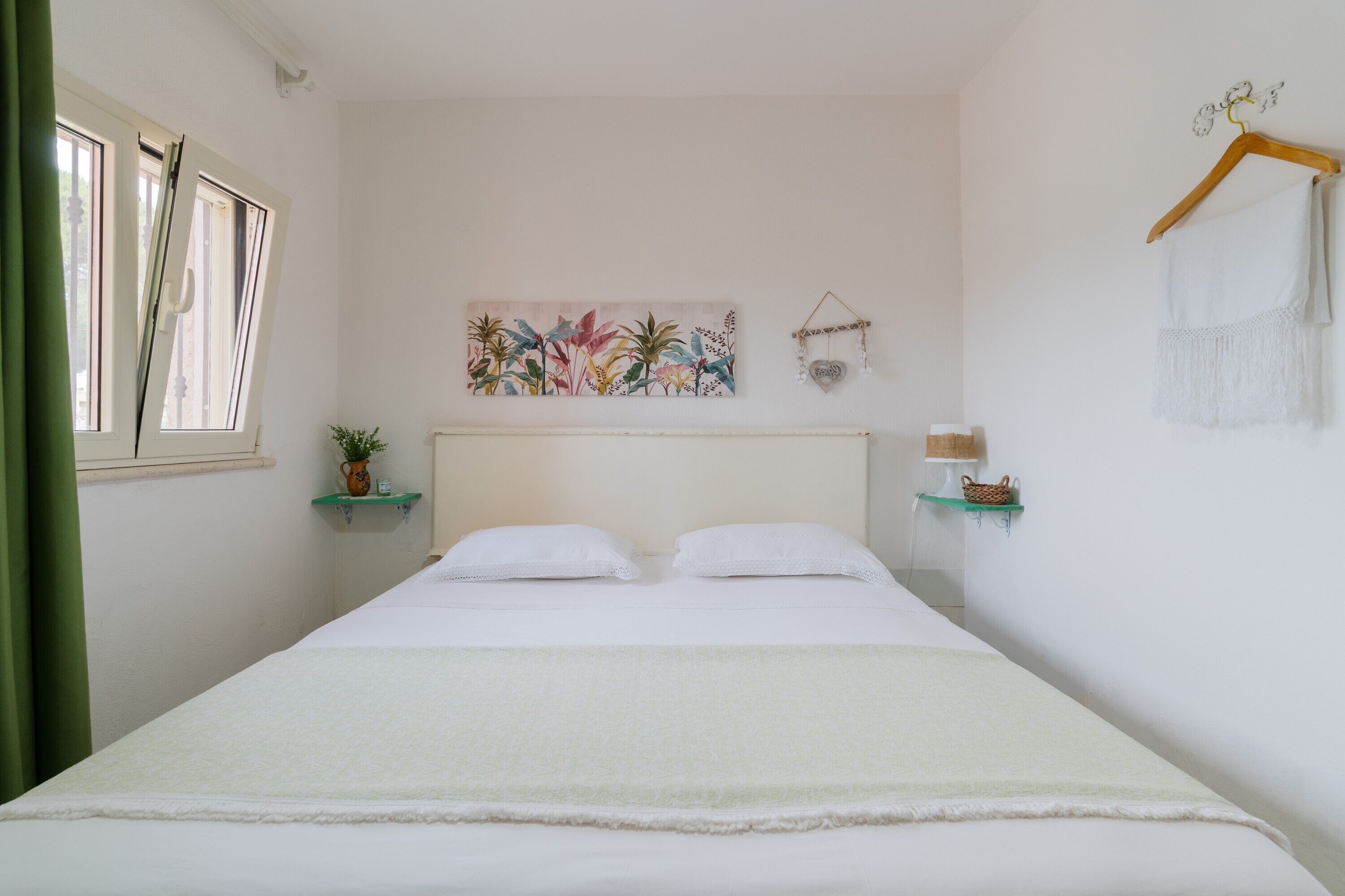Iron/ironing board, bed sheets