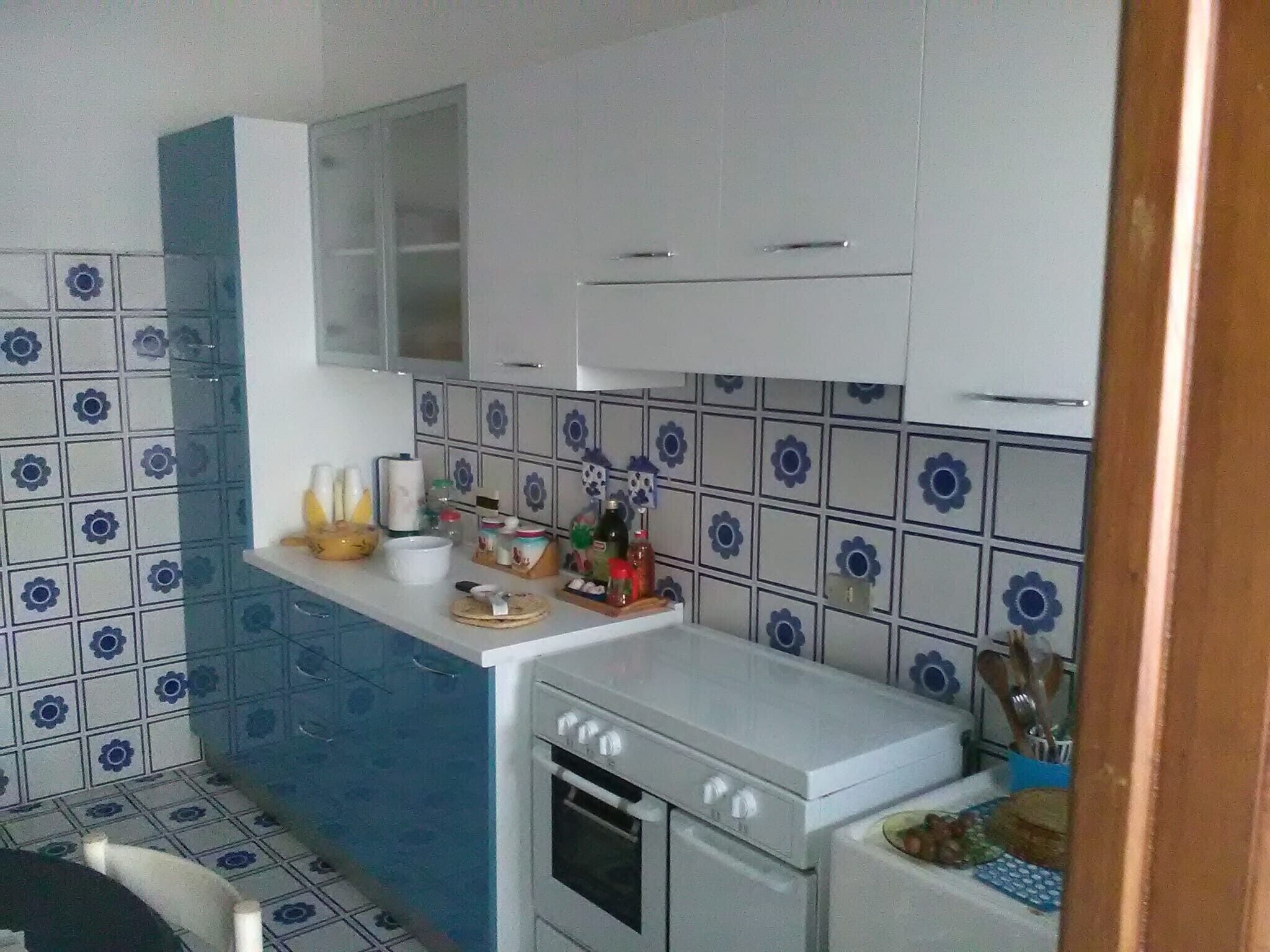 Refrigerador, horno, parrilla de estufa y cafetera y tetera 