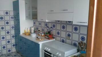 Refrigerador, horno, parrilla de estufa y cafetera y tetera