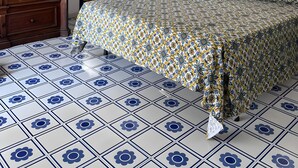 Une chambre avec un lit, une armoire, une porte et un mur orné d’un tableau.
