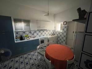Frigorifero, forno, piano cottura, macchina per tè/caffè