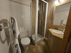 Ein Badezimmer mit Toilette, Dusche und Waschbecken.