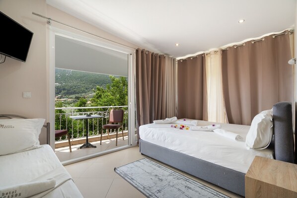 Une chambre d’hôtel avec un lit, un bureau, une chaise, une télévision et un balcon avec vue.