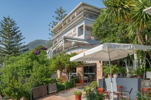 Un hôtel doté d’une terrasse, d’un balcon et offrant une vue sur la montagne.
