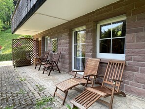 Terrace/patio - Apartment 'Rai Mattiss' with Mountain View, Private Terrace and Wi-Fi (Oberharmersbach)