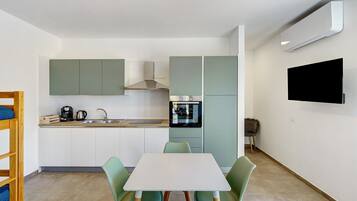 Frigorifero, forno, piano cottura, lavastoviglie