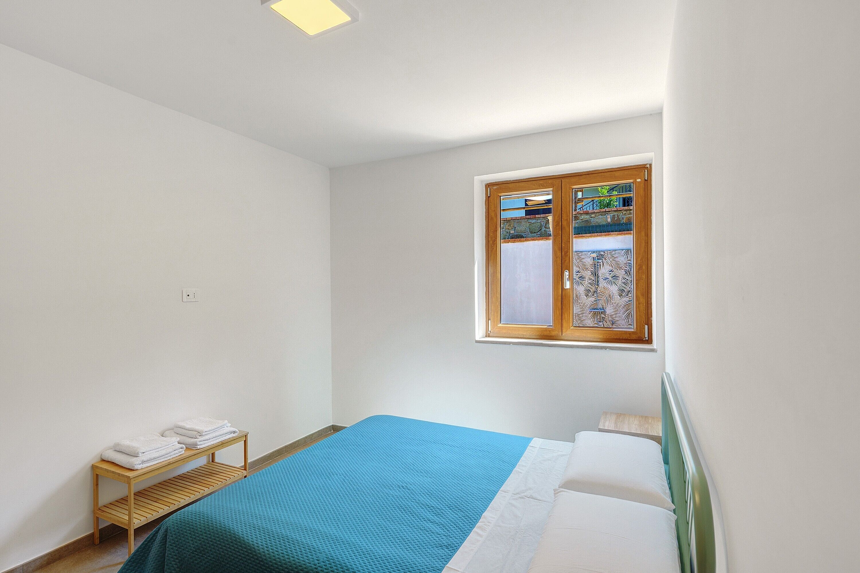 WiFi, bed sheets