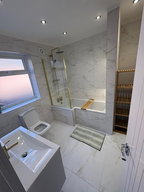 House | 4 bedrooms - Spacious Modern Home in Whitefield (Bury)