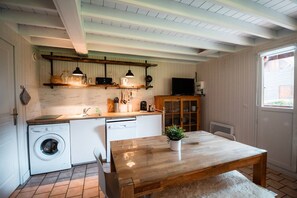 Kaffetrakter/tekoker, kjøleskap, mikrobølgeovn og kokeplater