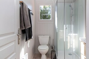 Shower, hair dryer - Benedictine Chalet for 6 with Shared Pool, Terrace, and Wi-Fi (Livarot-Pays-d'Auge)
