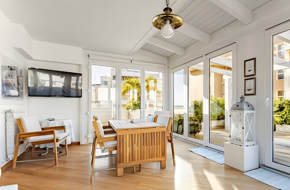 Dining - Sea View Suite Eventi Felici Apartment with Terrace, Wi-Fi and Air Conditioning (Bari)