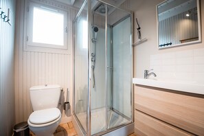 Shower, hair dryer - Chalet Saint Martin for 6 with Shared Pool, Terrace, and Wi-Fi (Livarot-Pays-d'Auge)