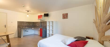 12 bedrooms, WiFi, bed sheets