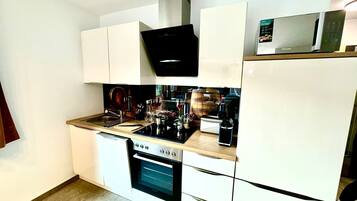 Geladeira, micro-ondas, fogão, cooktop