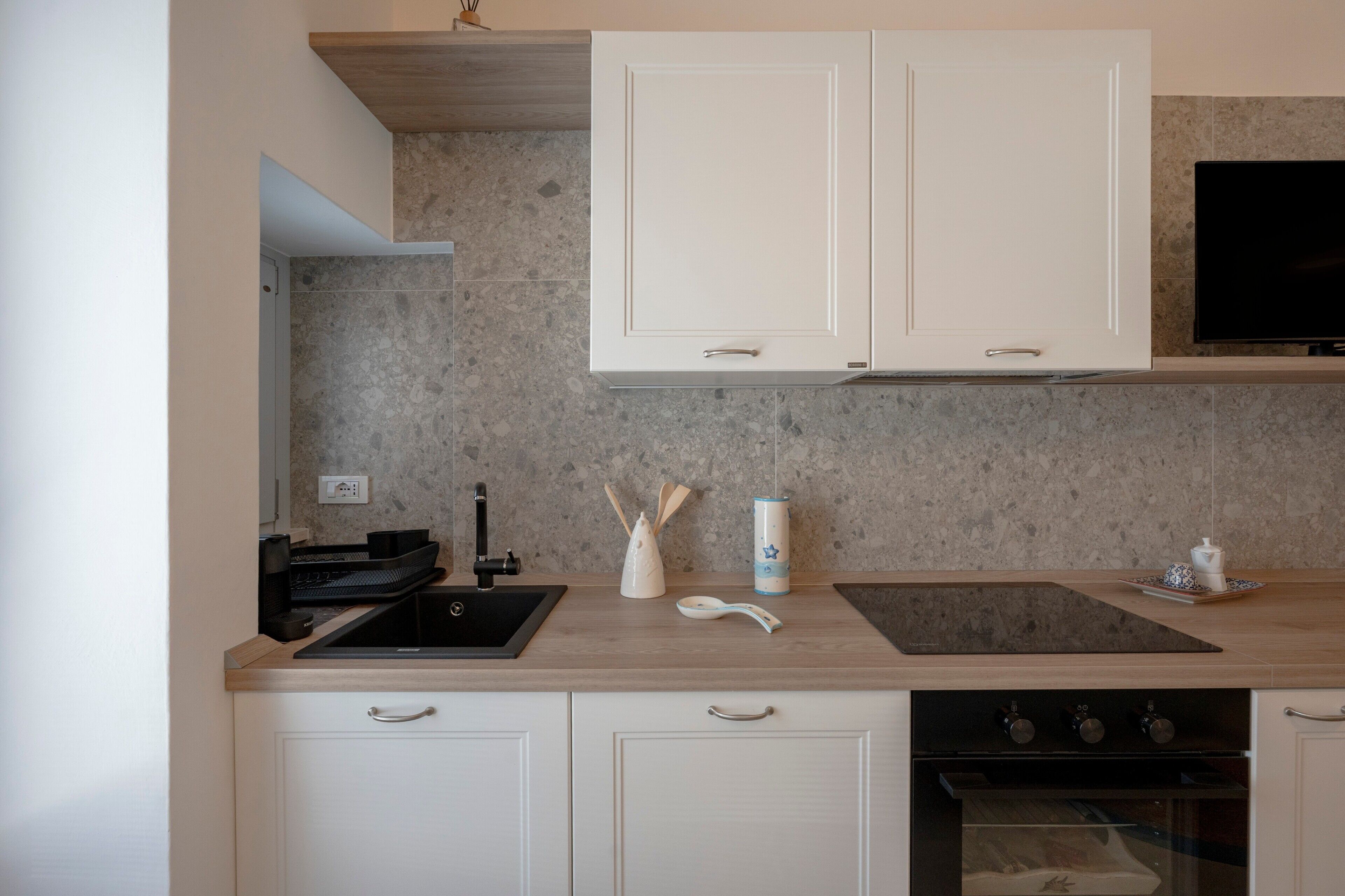 Fridge, oven, stovetop, coffee/tea maker
