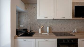 Fridge, oven, stovetop, coffee/tea maker