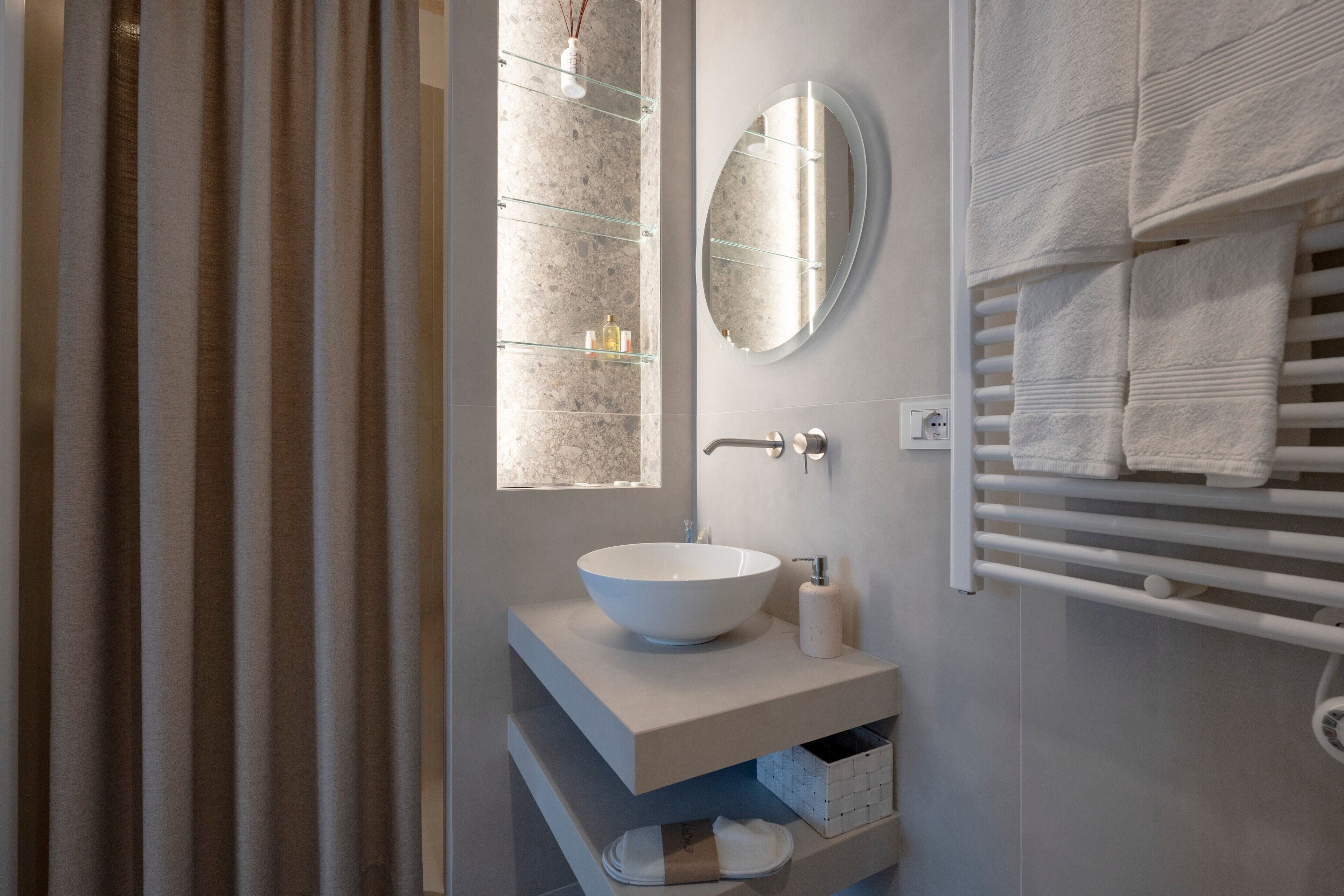 Douche, séchoir à cheveux, serviettes fournies