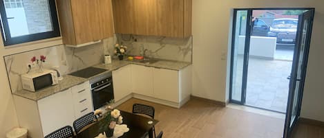 Fridge, oven, coffee/tea maker, electric kettle